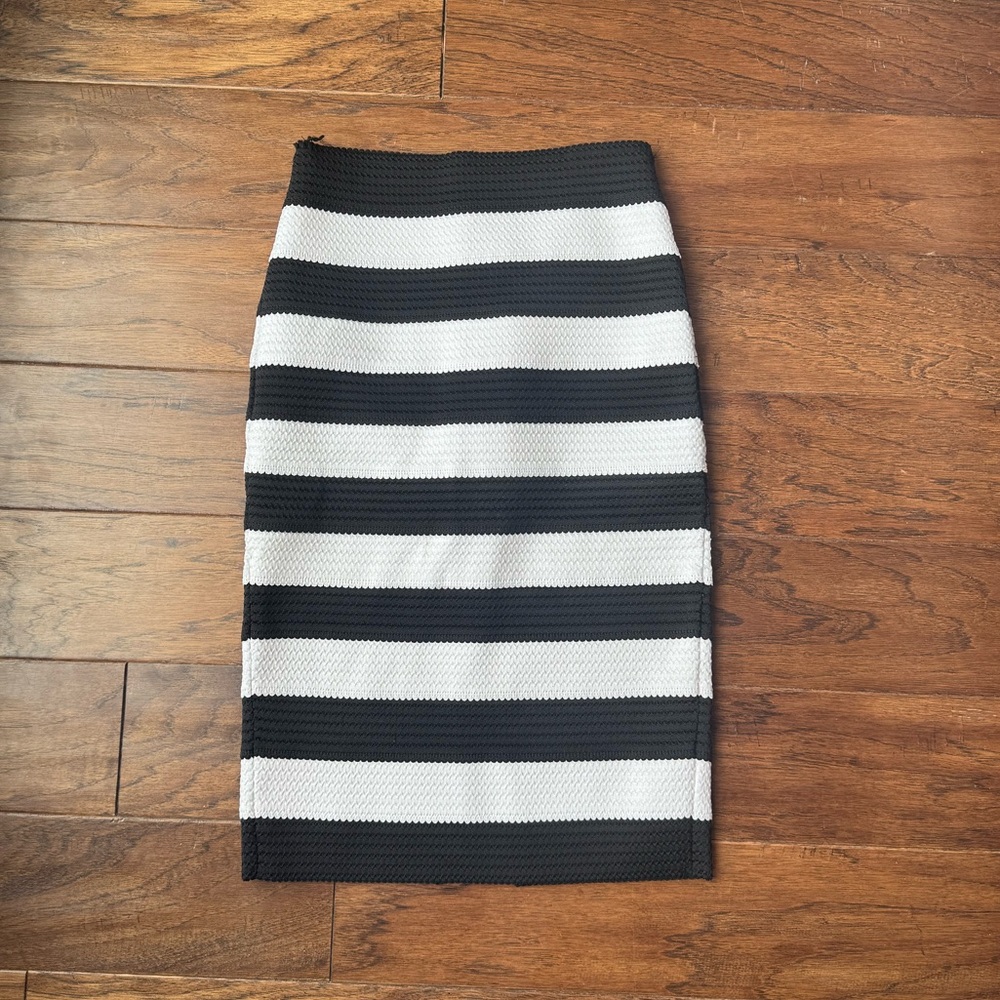 Express black and white zebra stripe pencil skirt
Size XS